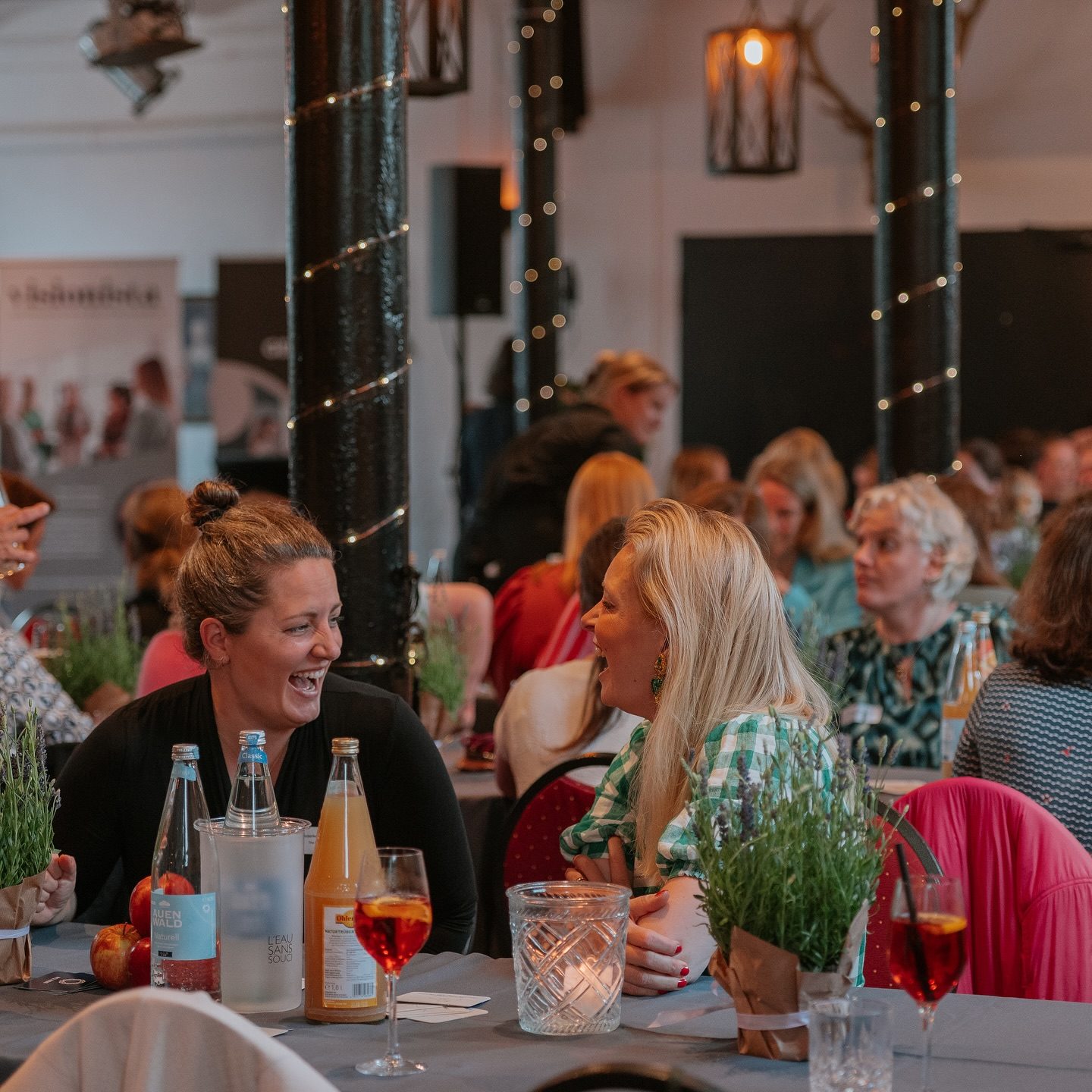 Tischrunde beim visionista-Sommerfest